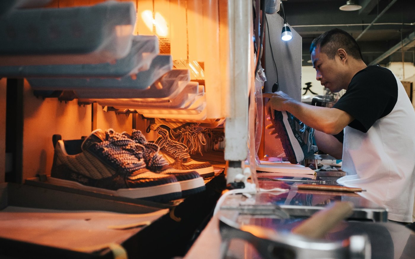 Footwear factory packing stage — layer box-level and container-level moisture control